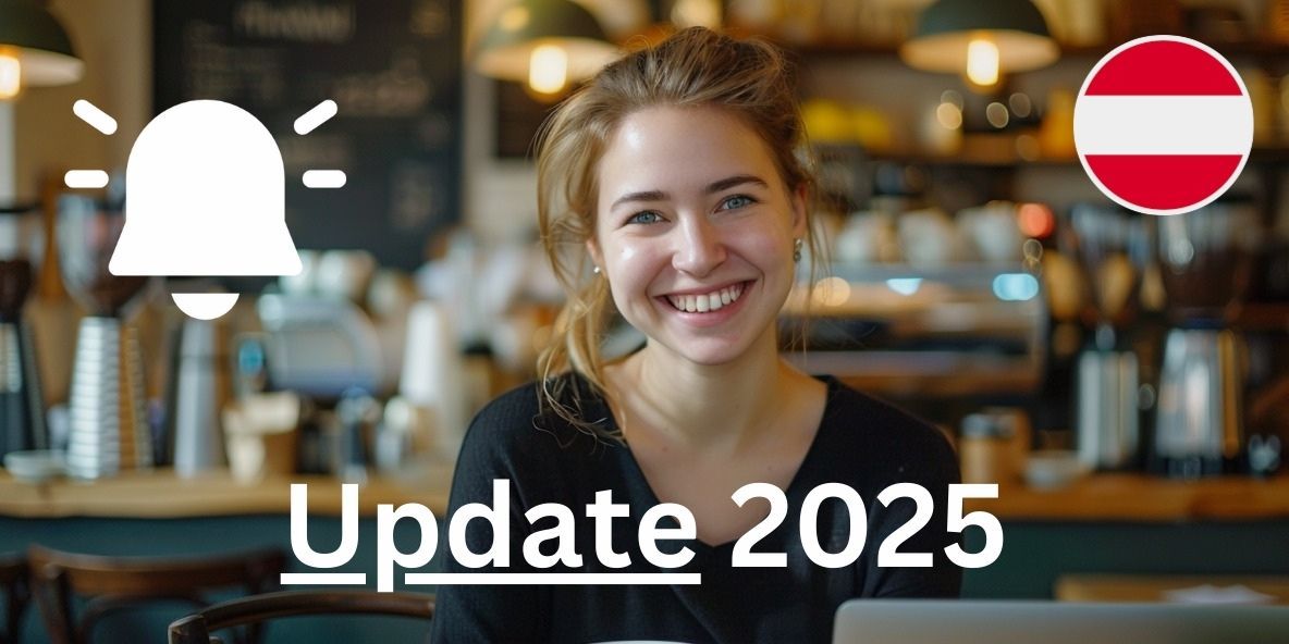 Junge Unternehmerin lächelt in die Kamera, sitzt mit Laptop und Kaffee an einem schicken, modernen Tisch in einem minimalistischen Café.